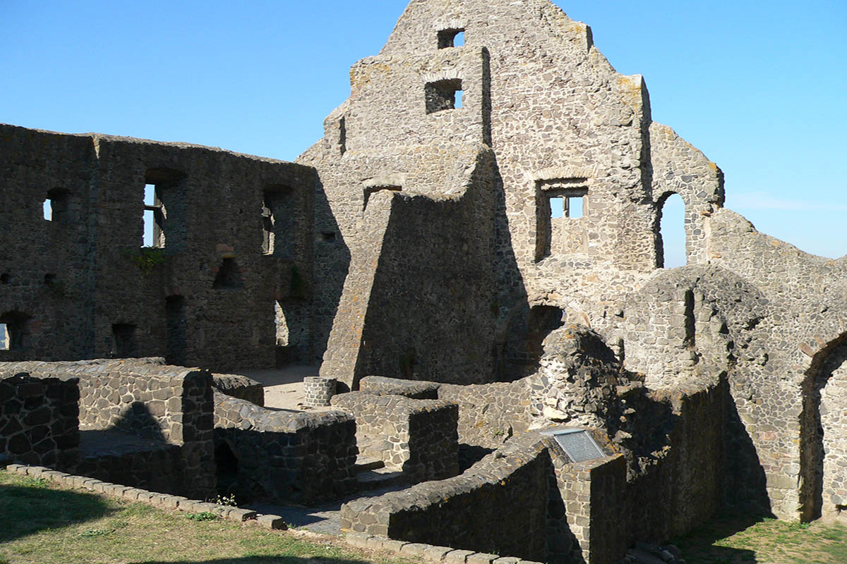 Merenberger Bau - Um 1170 gelangte Burg Gleiberg an die Herren von Merenberg. Die Merenberg residierten fast 150 Jahre lang auf Burg Gleiberg.